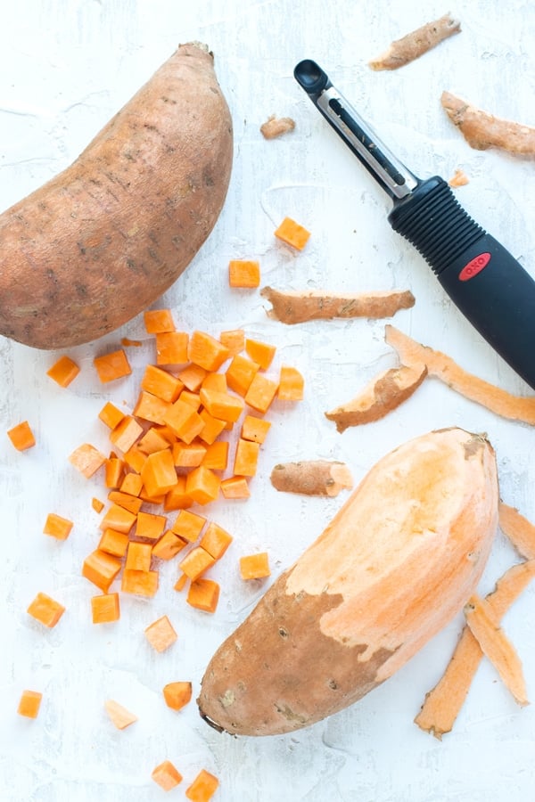 Cúbulos de batata doce antes de os assar no forno.