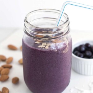 Blueberry Oatmeal Smoothie | A gluten free breakfast smoothie recipe full of blueberries and oats.