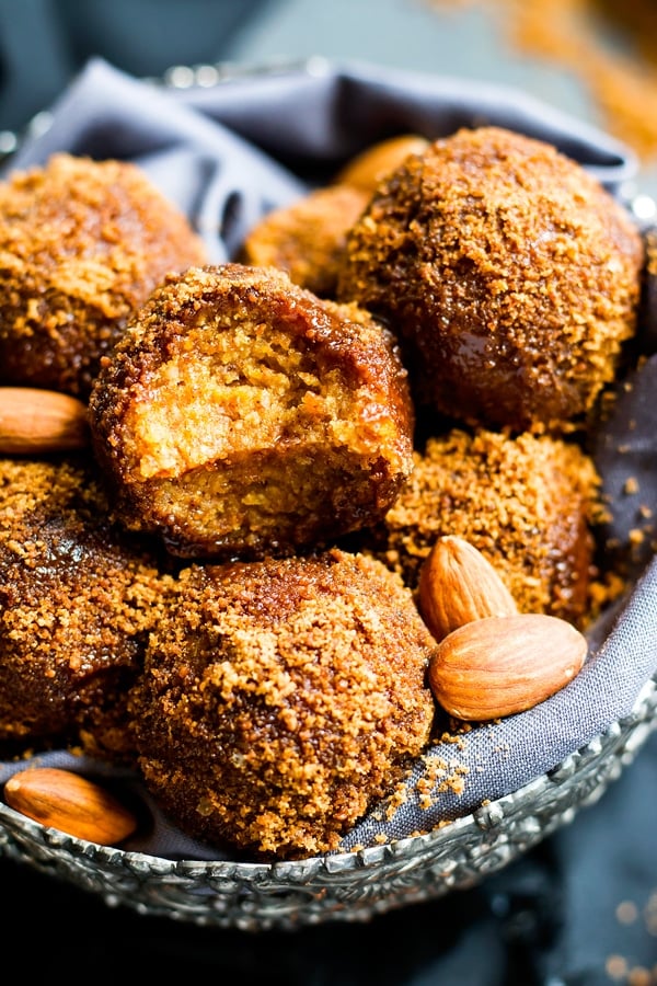 No Bake Pumpkin Pie Balls | A gluten free and vegan snack or dessert recipe for pumpkin spiced energy bites made of almond flour and oat flour.