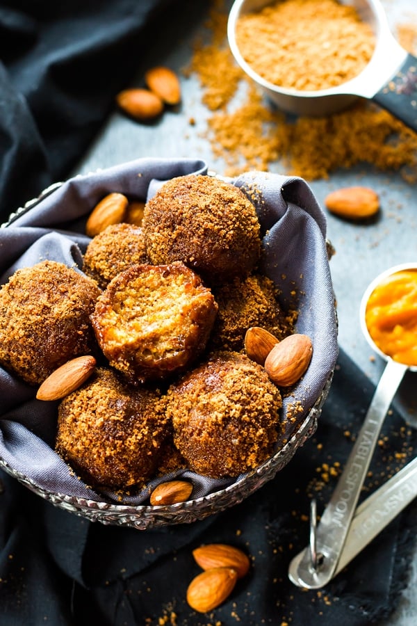 No Bake Pumpkin Pie Ball s| A gluten free and vegan snack or dessert recipe for pumpkin spiced energy bites made of almond flour and oat flour.