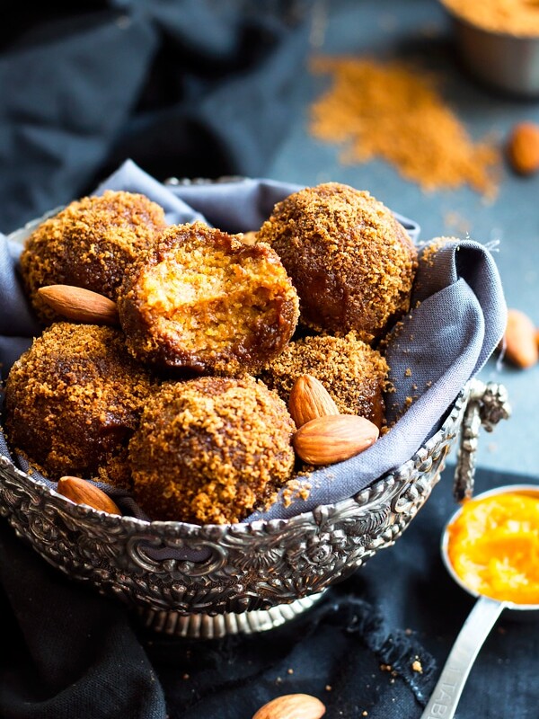 No Bake Pumpkin Pie Balls | A gluten free and vegan snack or dessert recipe for pumpkin spiced energy bites made of almond flour and oat flour.