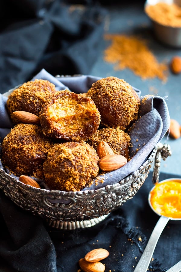 No Bake Pumpkin Pie Balls | A gluten free and vegan snack or dessert recipe for pumpkin spiced energy bites made of almond flour and oat flour.