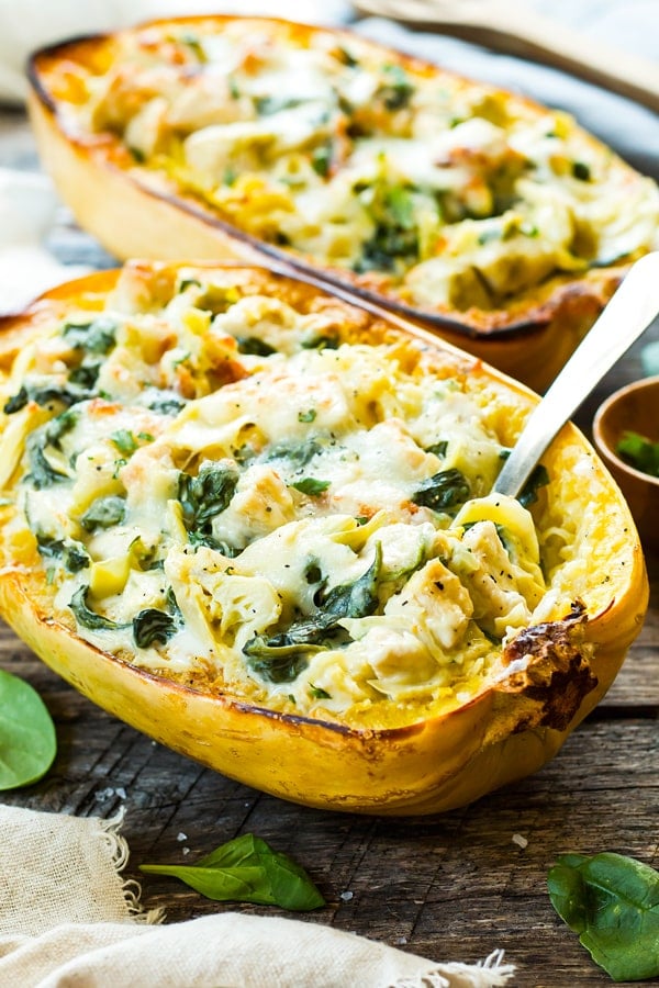 Spinach Artichoke Spaghetti Squash Boats with Chicken | A healthy, low-carb, gluten free dinner recipe for spaghetti squash that is full of artichokes, fresh spinach and chicken. An easy weeknight dinner recipe!