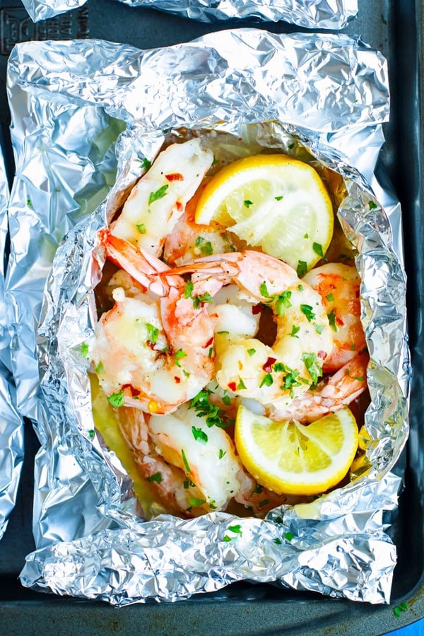 Baked shrimp scampi in a foil packet with lemons.