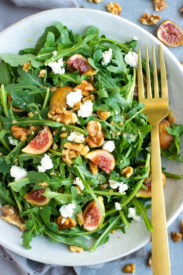 Easy Arugula Fig Salad with Goat Cheese for a healthy lunch.