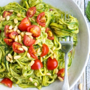 Healthy and easy zucchini noodles with pesto and tomatoes.