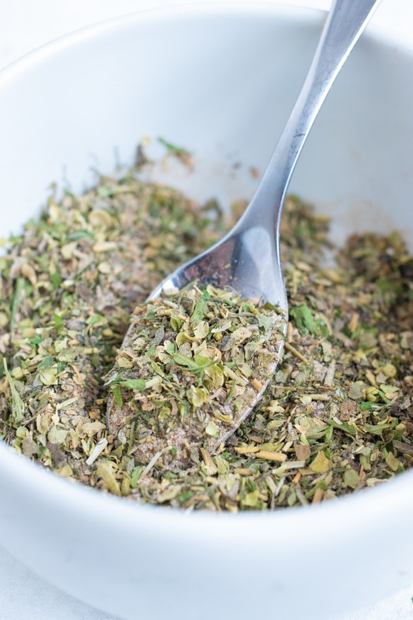 All spices and herbs are combined in this keto and low-carb DIY seasoning blend.