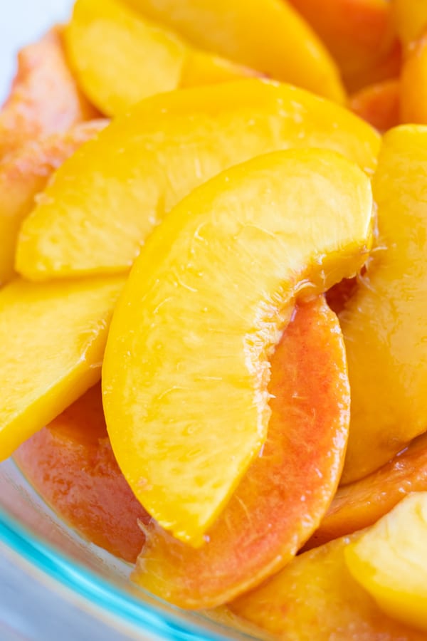 Frozen peaches are placed in a ziplock bag to be stored for 3-6 month.