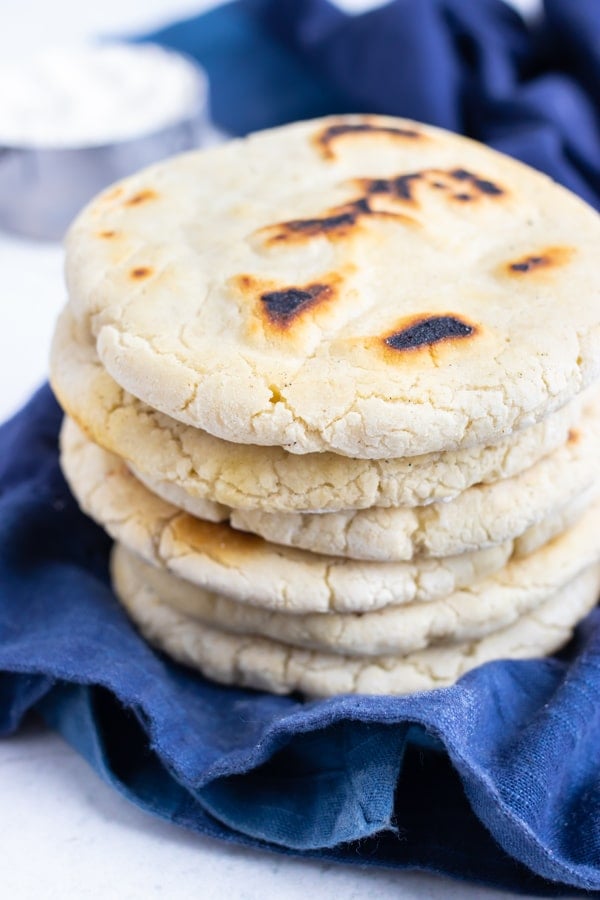 Il pane pita senza glutine prodotto in meno di 30 minuti è impilato sul bancone per un lato autentico.