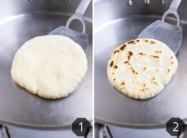 Immagini didattiche su come preparare il pane pita sul piano cottura in una padella