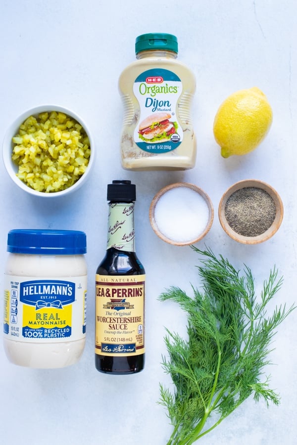 Fresh dill, mayonnaise, mustard, lemon juice, pickles, worcestershire sauce, and sugar are the ingredients used in this sauce.