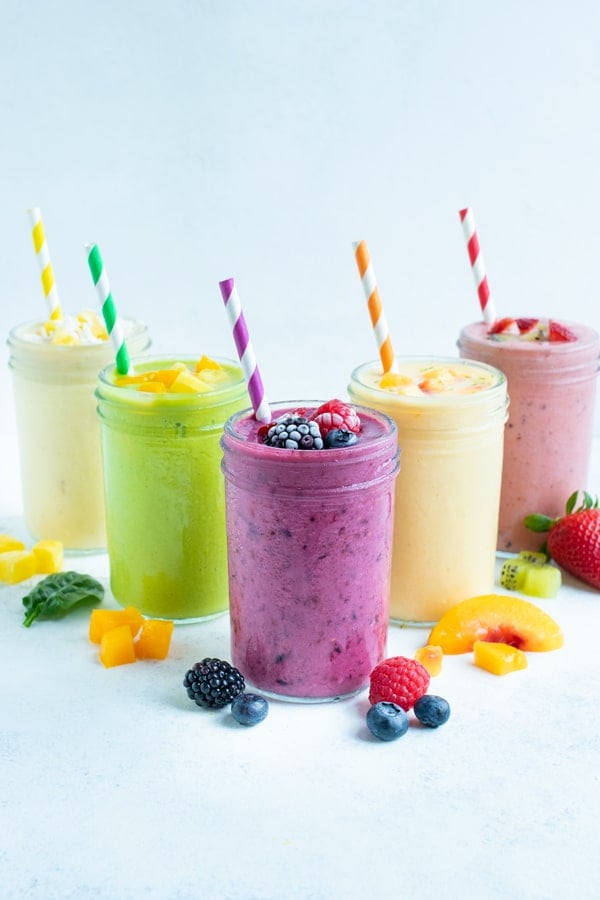 5 auf der Theke stehen verschiedene Arten von gefrorenen Frucht-Smoothie-Rezepten.