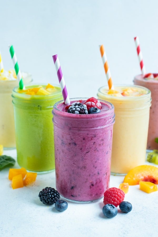 Frucht-Smoothies werden auf die Theke gestellt und zu einem köstlichen Frühstücksgetränk genossen.