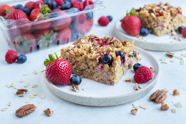 Healthy Baked Oatmeal Recipe (Berries & Banana) - Evolving Table