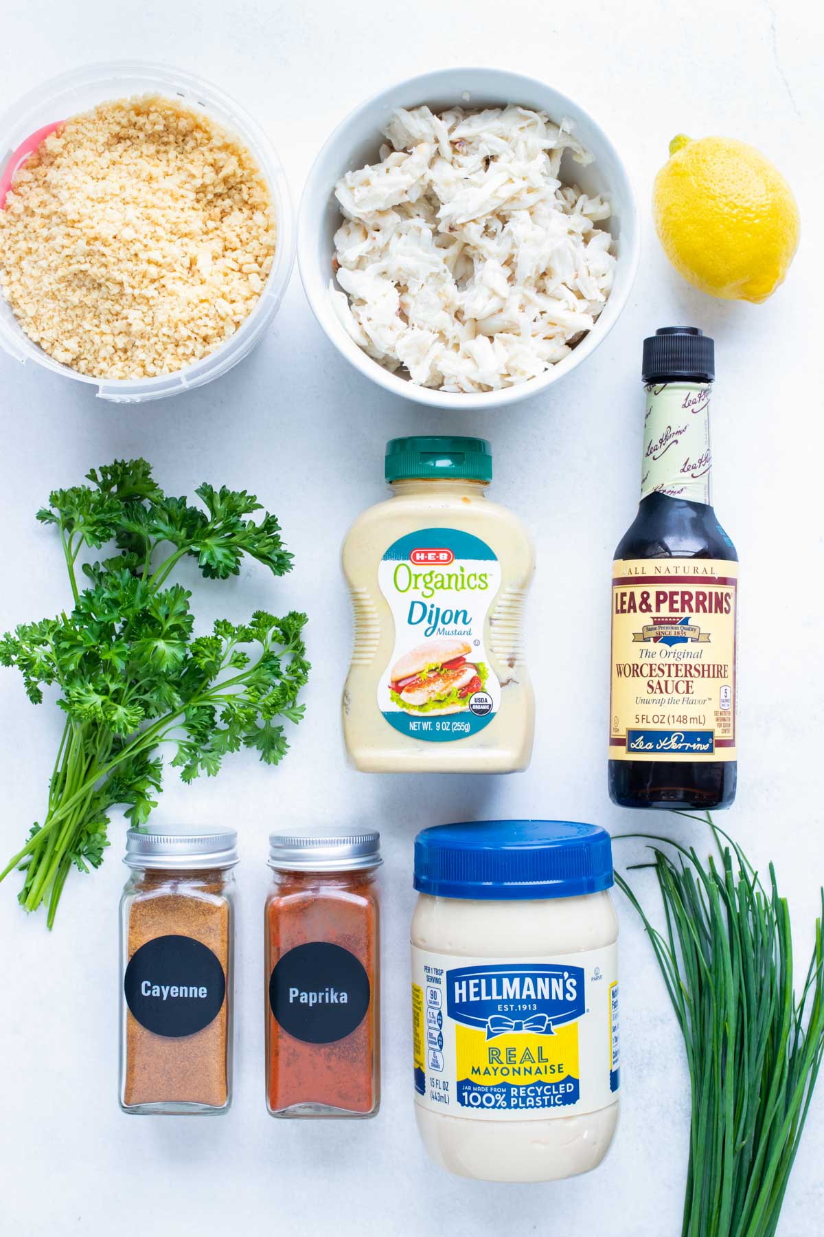 Crab meat, egg, breadcrumbs, seasonings, chives, lemon, mustard, worcestershire sauce, and mayonnaise are the ingredients in this recipe.