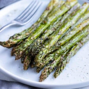 Crispy, low-carb air fryer asparagus is plated for a healthy side.