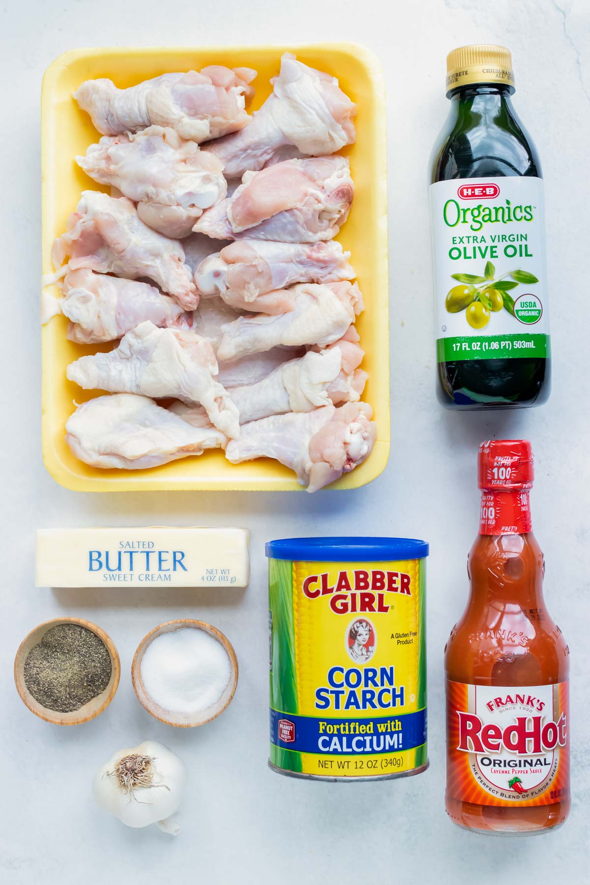 Chicken wings, corn starch, buffalo sauce, salt, pepper, and oil are the ingredients used in this recipe.