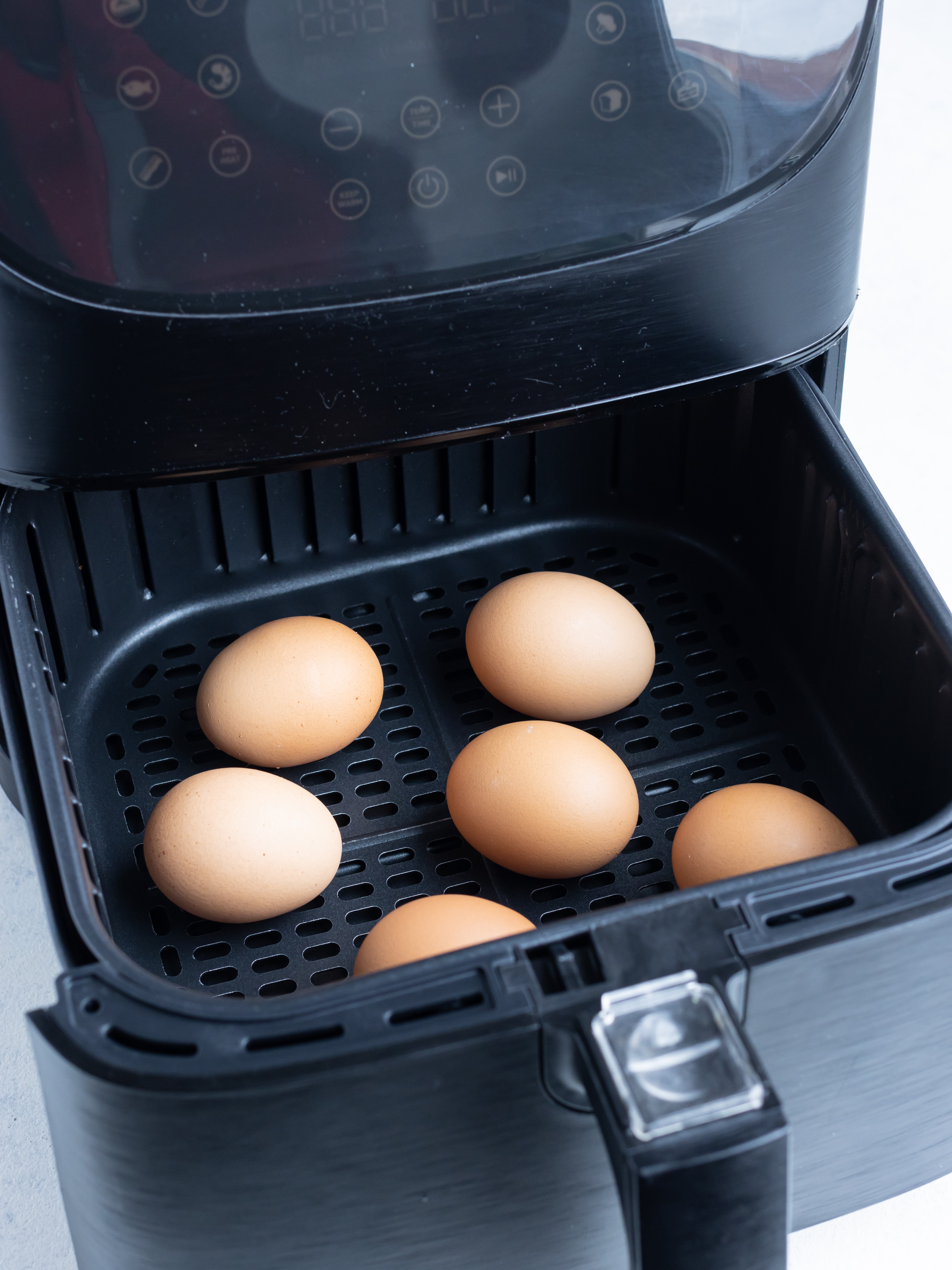 Eggs are laid in one layer in the air fryer.