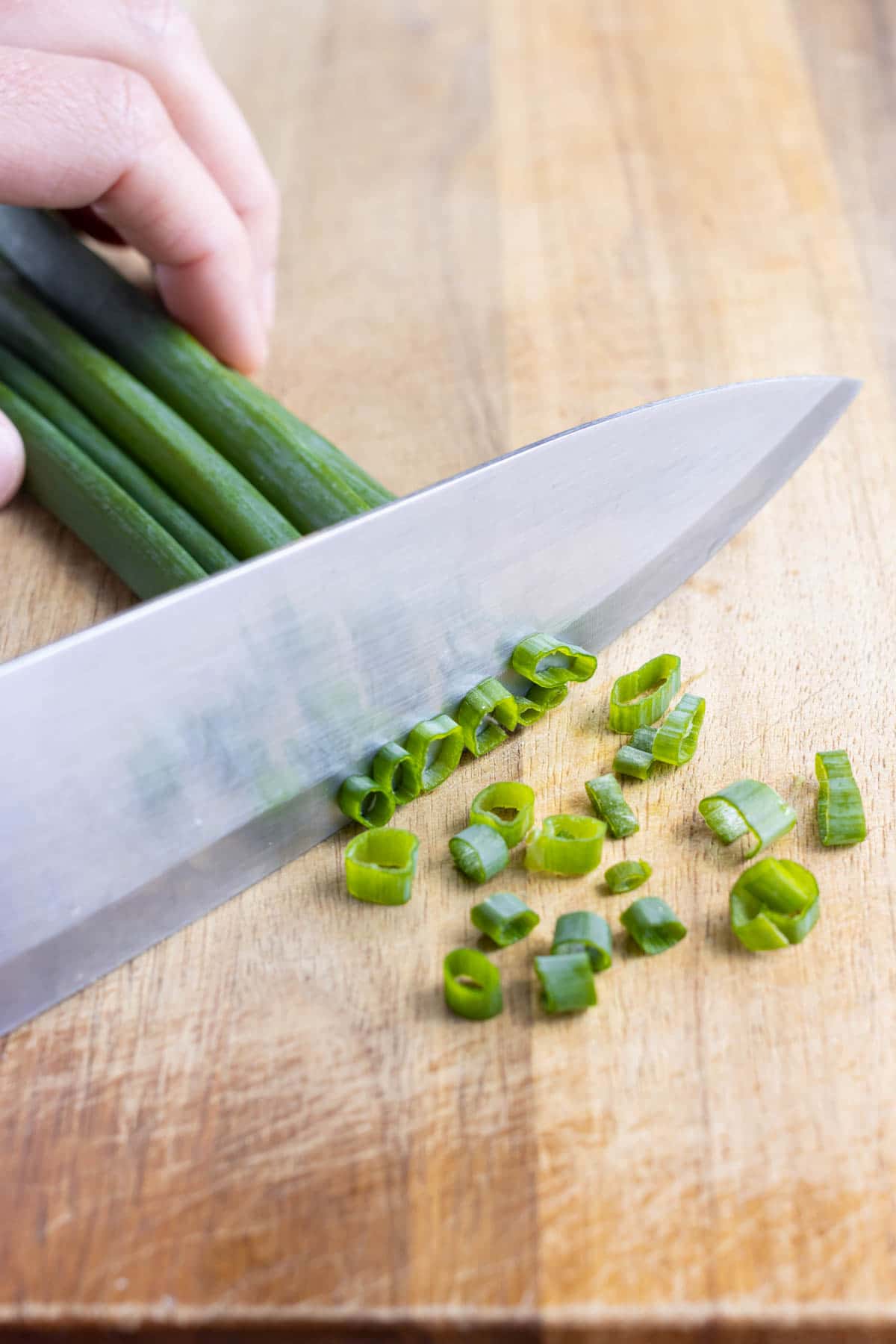 How to Cut Green Onions (5 Easy Steps!) - Evolving Table