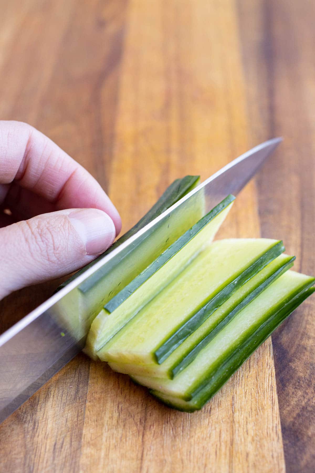 Fresh cucumber is cut into planks.