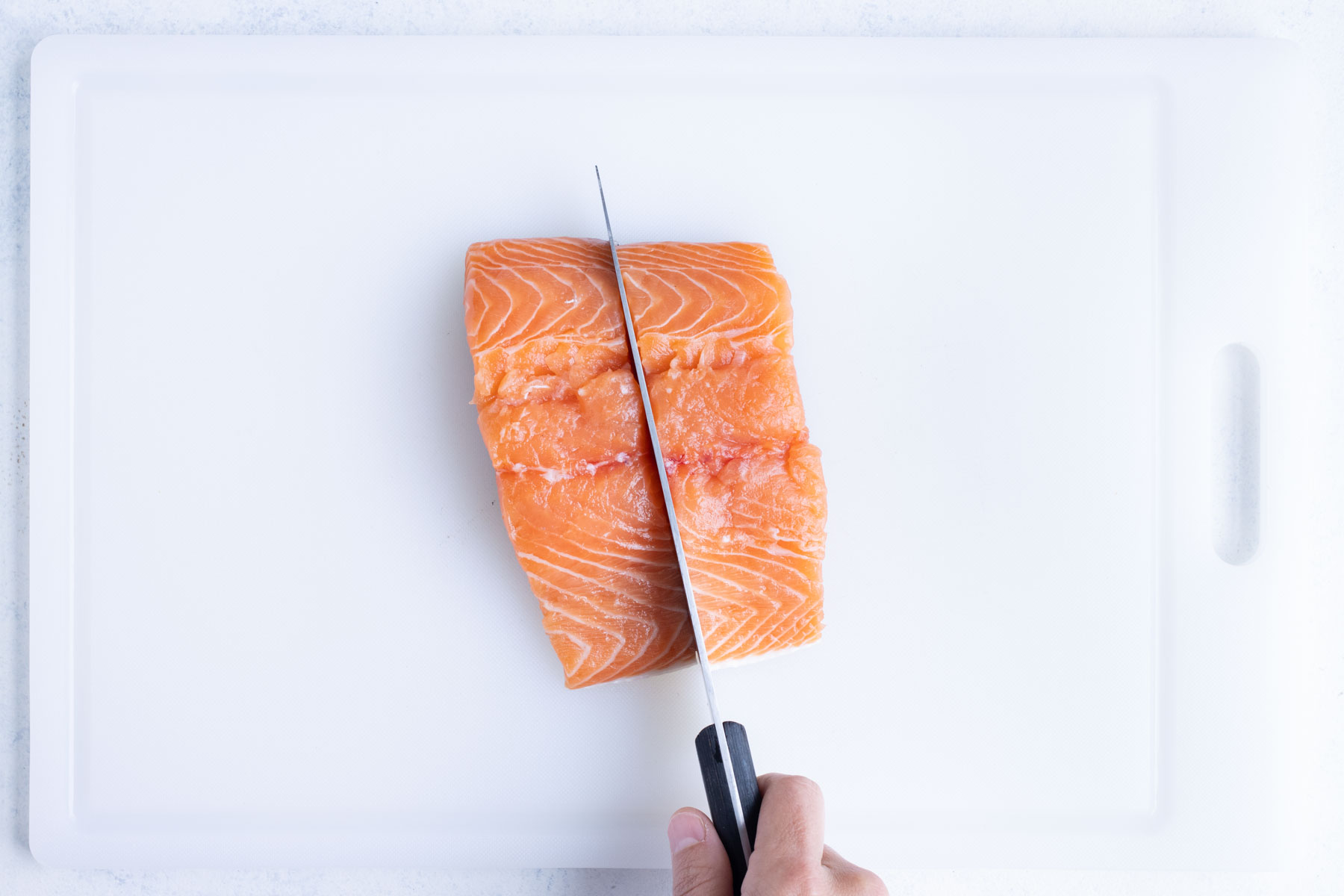 Salmon is cut into thin pieces.