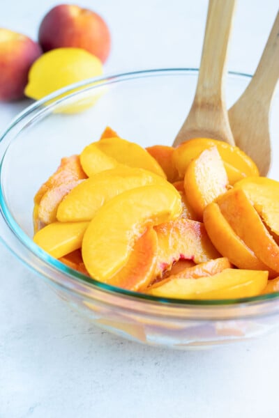 How To Freeze Peaches (Whole or Sliced!) - Evolving Table
