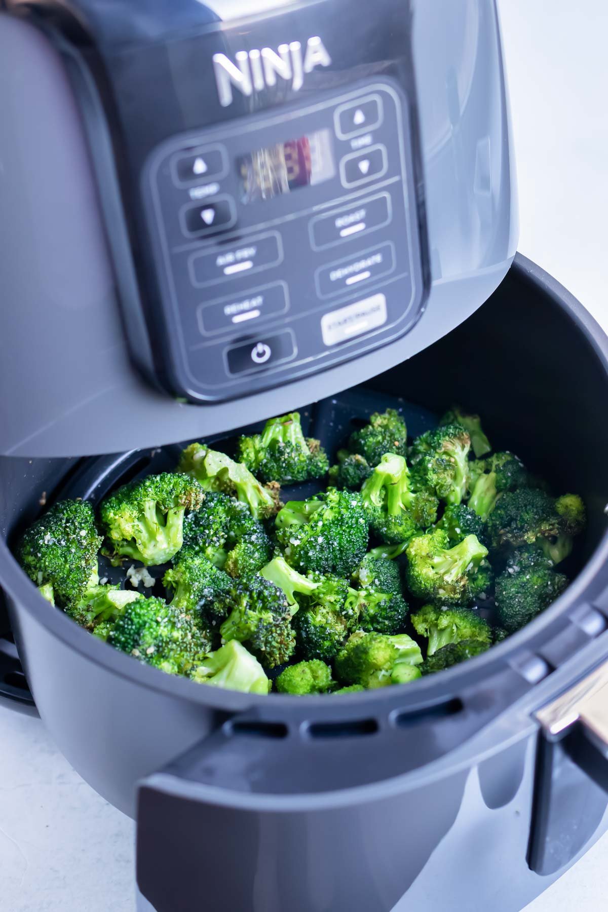 https://www.evolvingtable.com/wp-content/uploads/2022/06/Air-Fryer-Broccoli-8.jpg