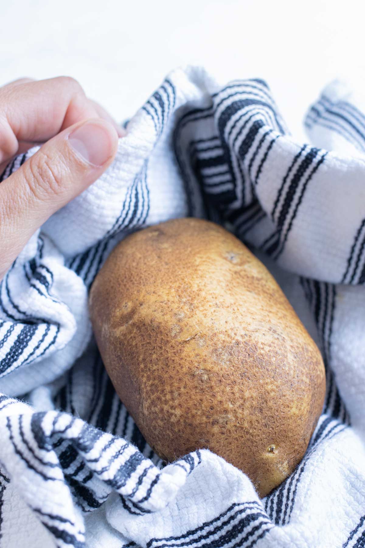 Dry the potatoes with a towel.