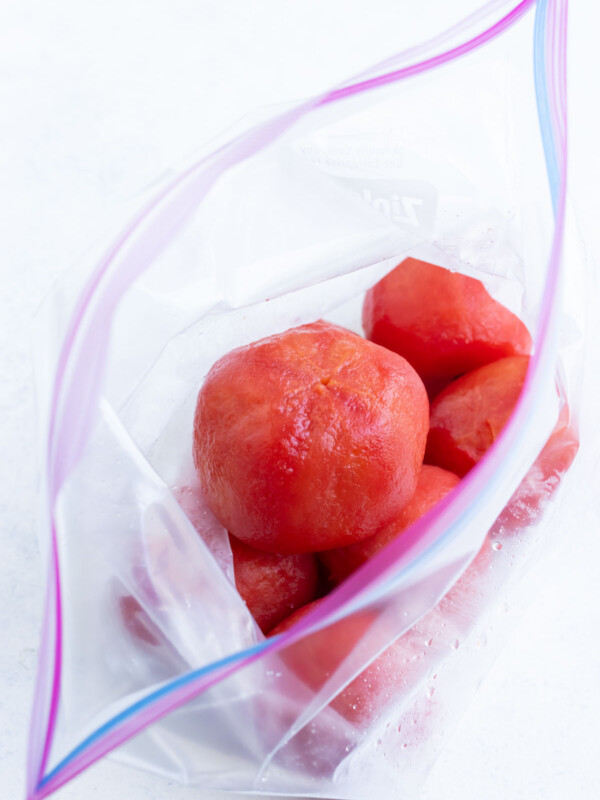 A bag with frozen tomatoes keeps for a year in the freezer.
