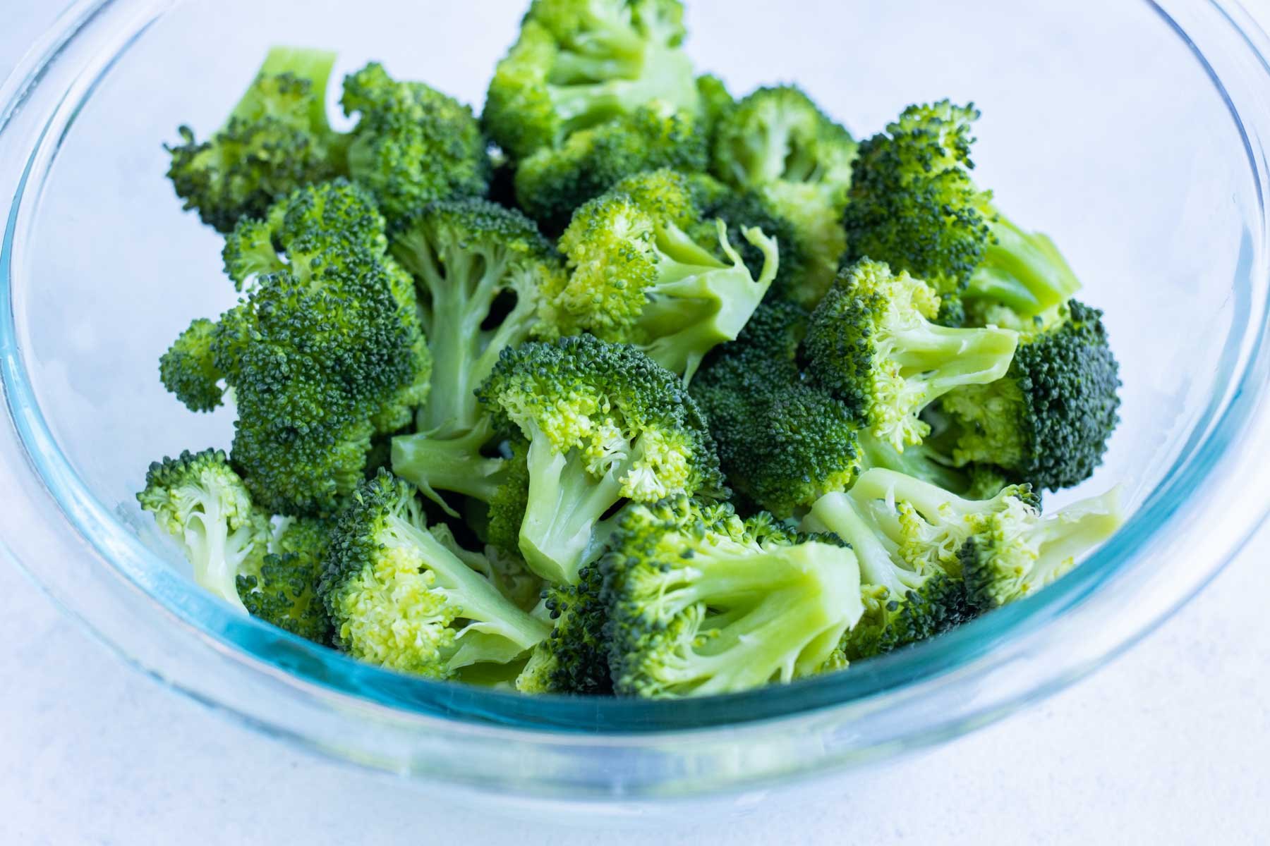 How to Steam Broccoli in the Microwave - Evolving Table