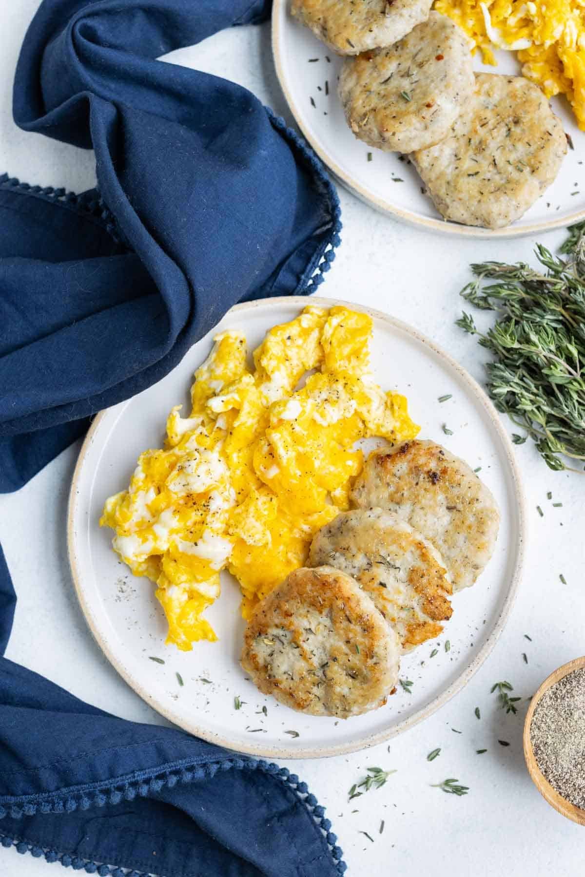 Chicken sausage patties are part of a healthy breakfast.