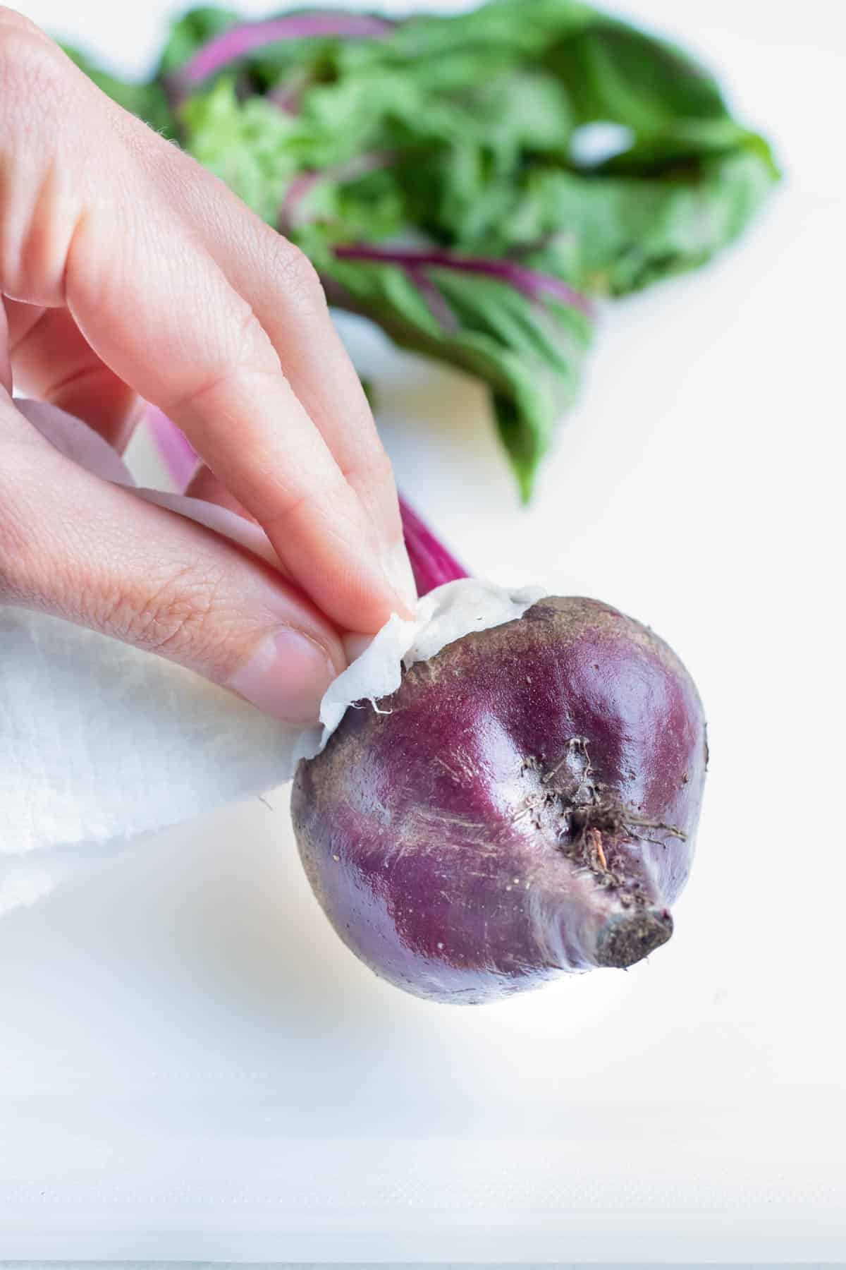 Using a paper towel, remove the stem from the beetroot.