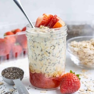 Strawberry Shortcake Overnight Oats using an easy oatmeal recipe for breakfast.