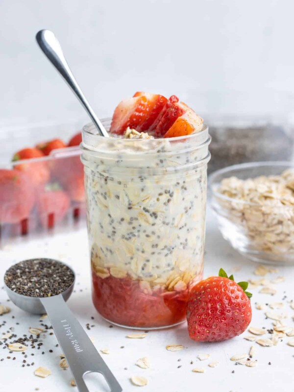 Strawberry Shortcake Overnight Oats using an easy oatmeal recipe for breakfast.