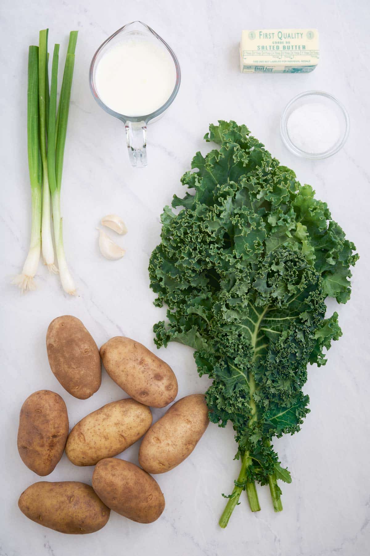 Potatoes, kale, garlic, milk, and salt are the ingredients for this dish.