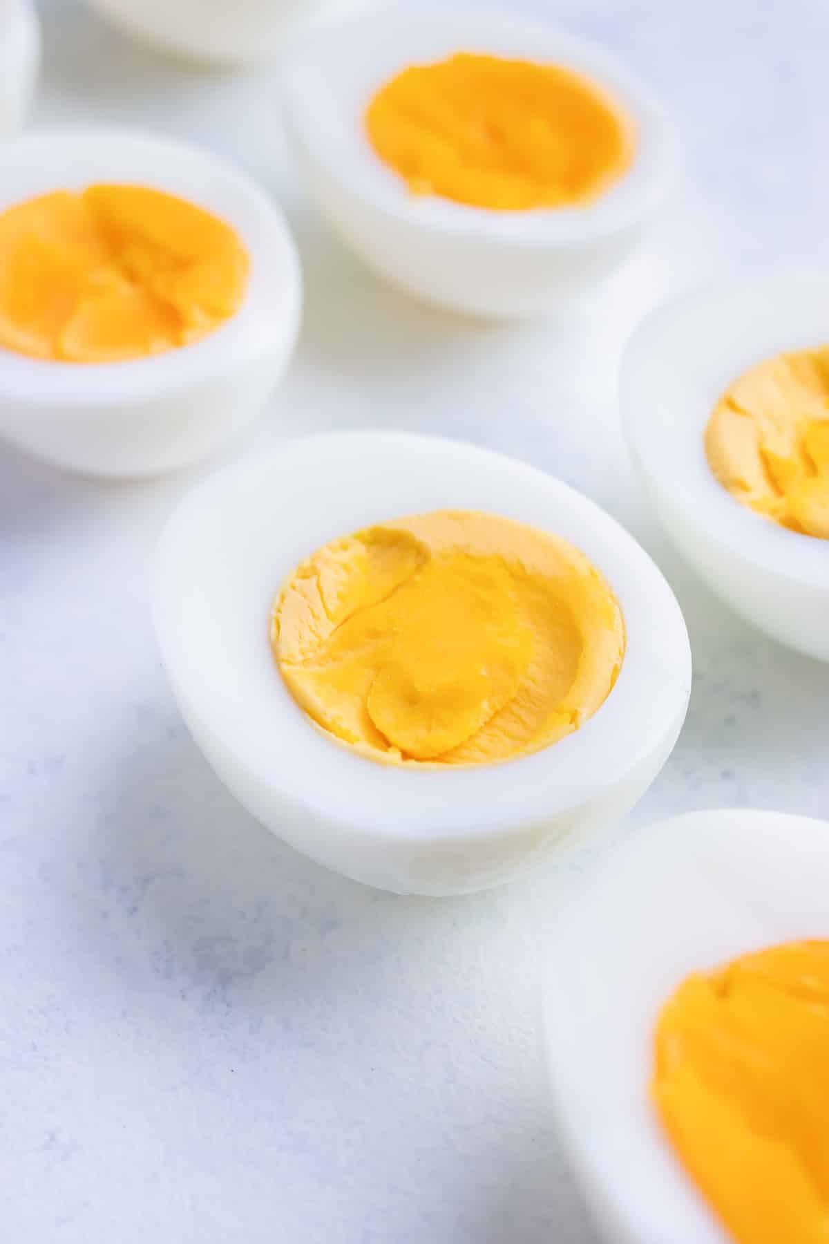 The best, peeled soft-boiled and hard-boiled eggs are placed on the counter.