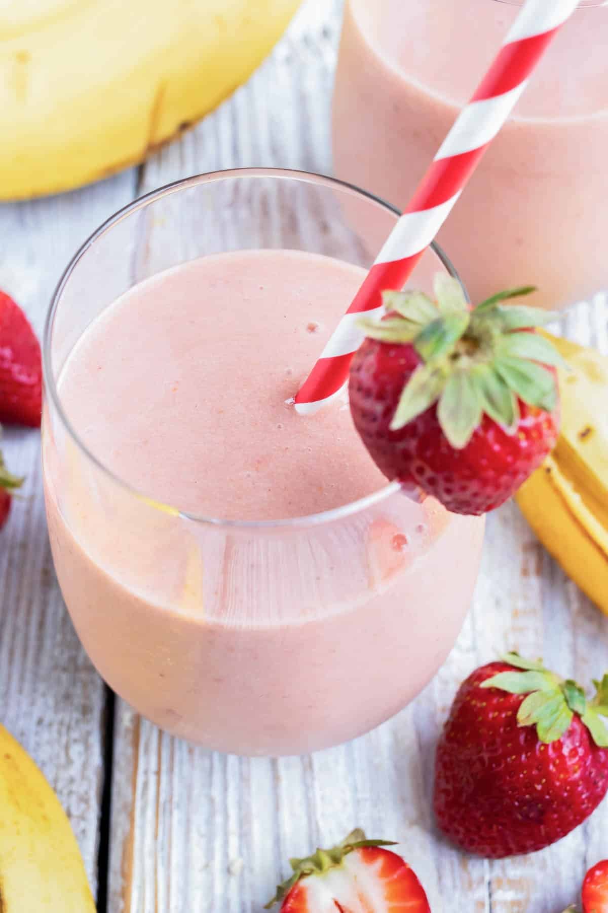 https://www.evolvingtable.com/wp-content/uploads/2023/04/Strawberry-Banana-Smoothie-14.jpg