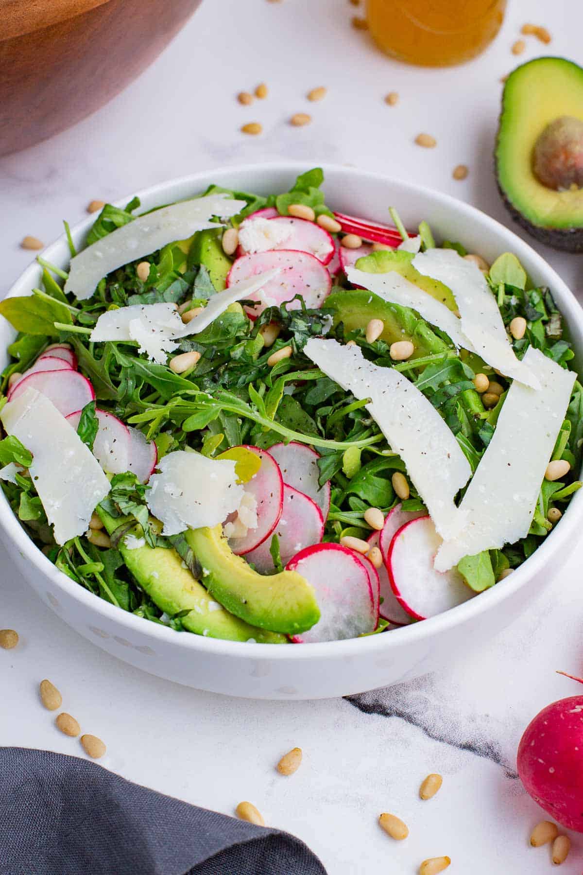 A lemon arugula salad is a healthy side dish the whole family will love.