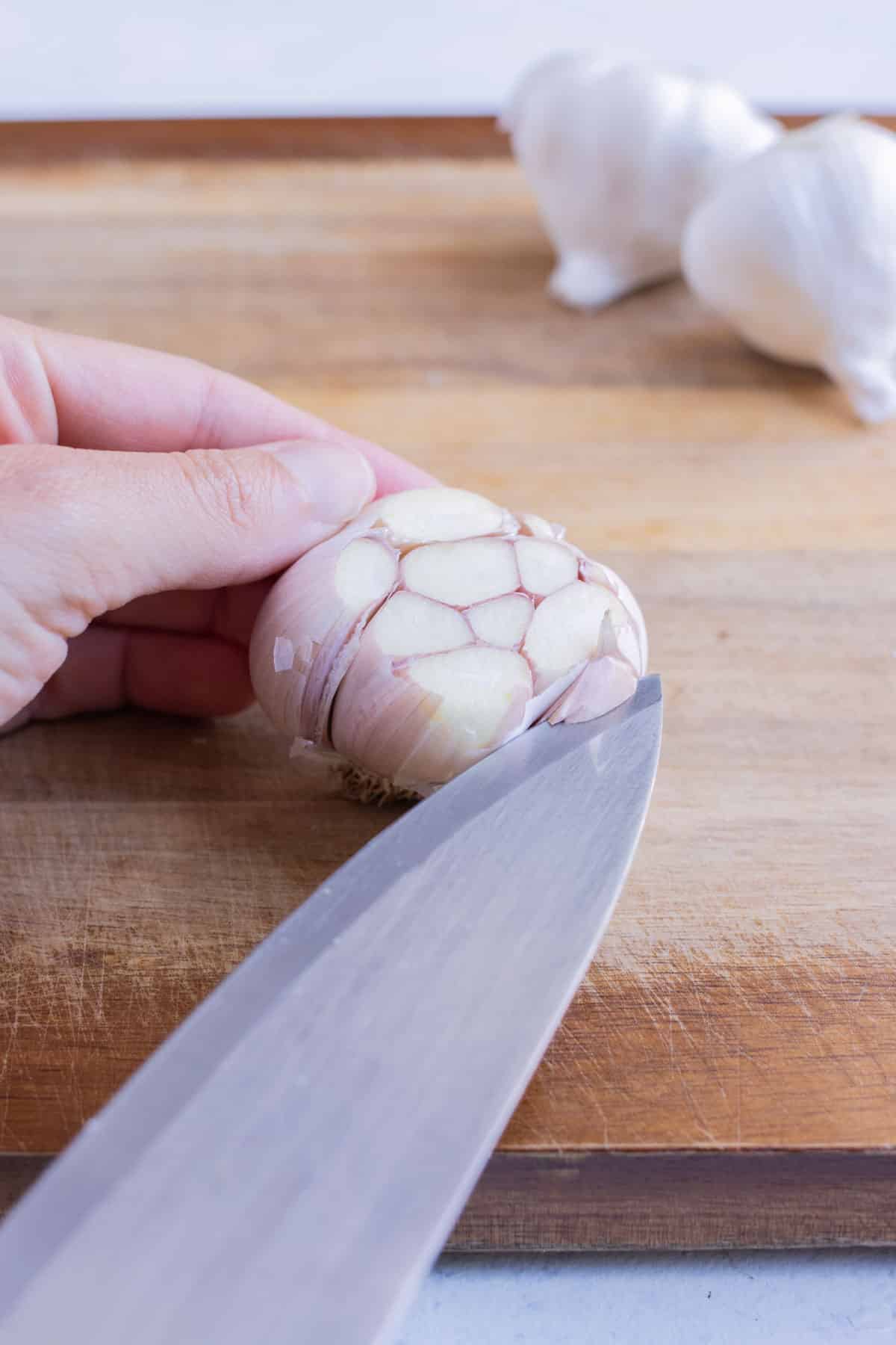 The outer bulbs are trimmed so that all the cloves of garlic are exposed.