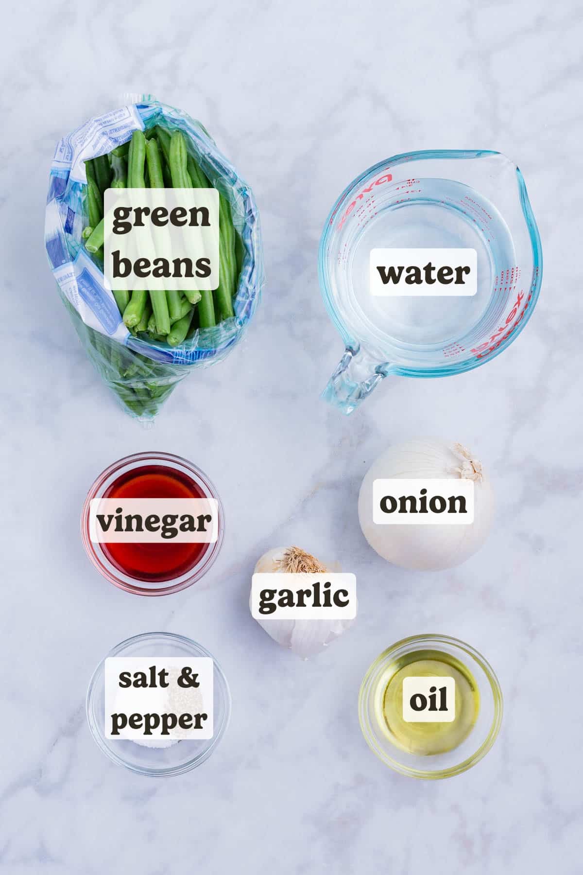 Green beans, water, vinegar, onion, and spices are the main ingredients for this green beans with vinegar dish.