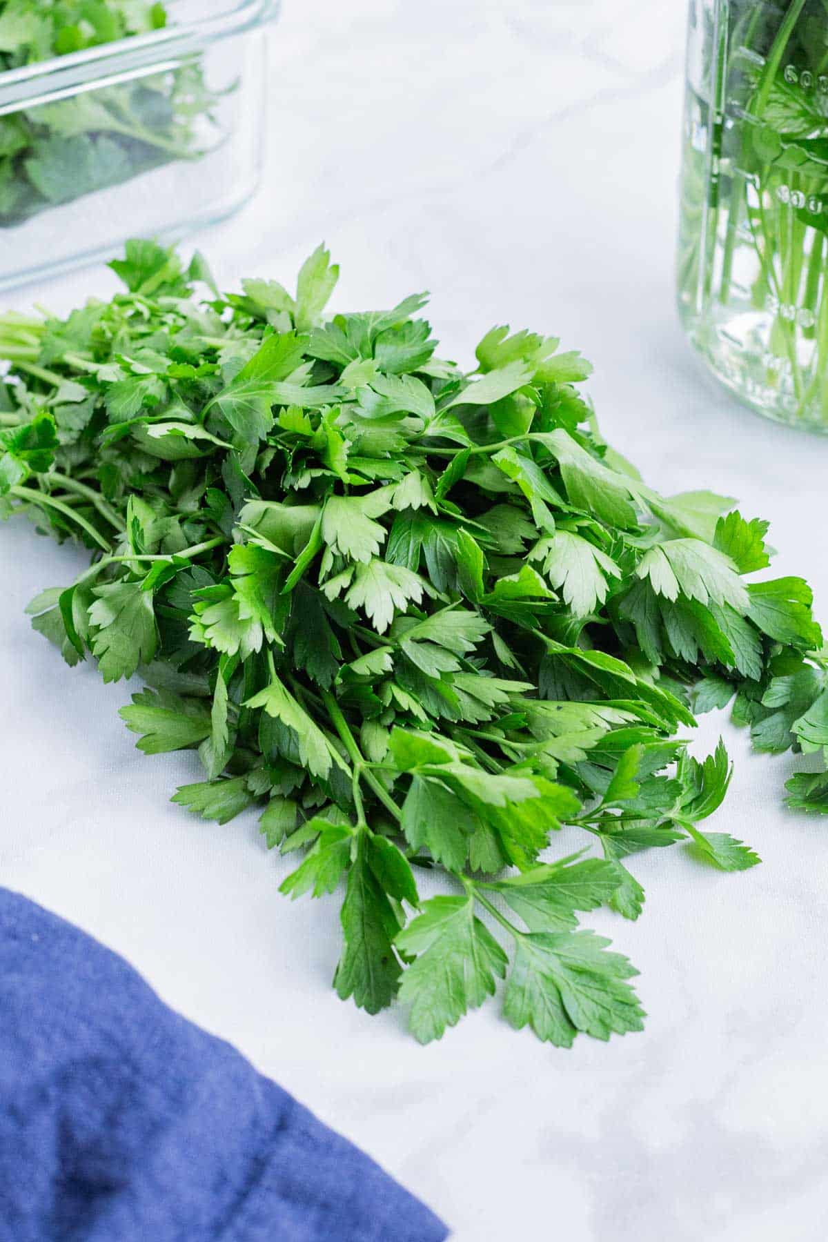 You can easily store parsley in 3 different ways.